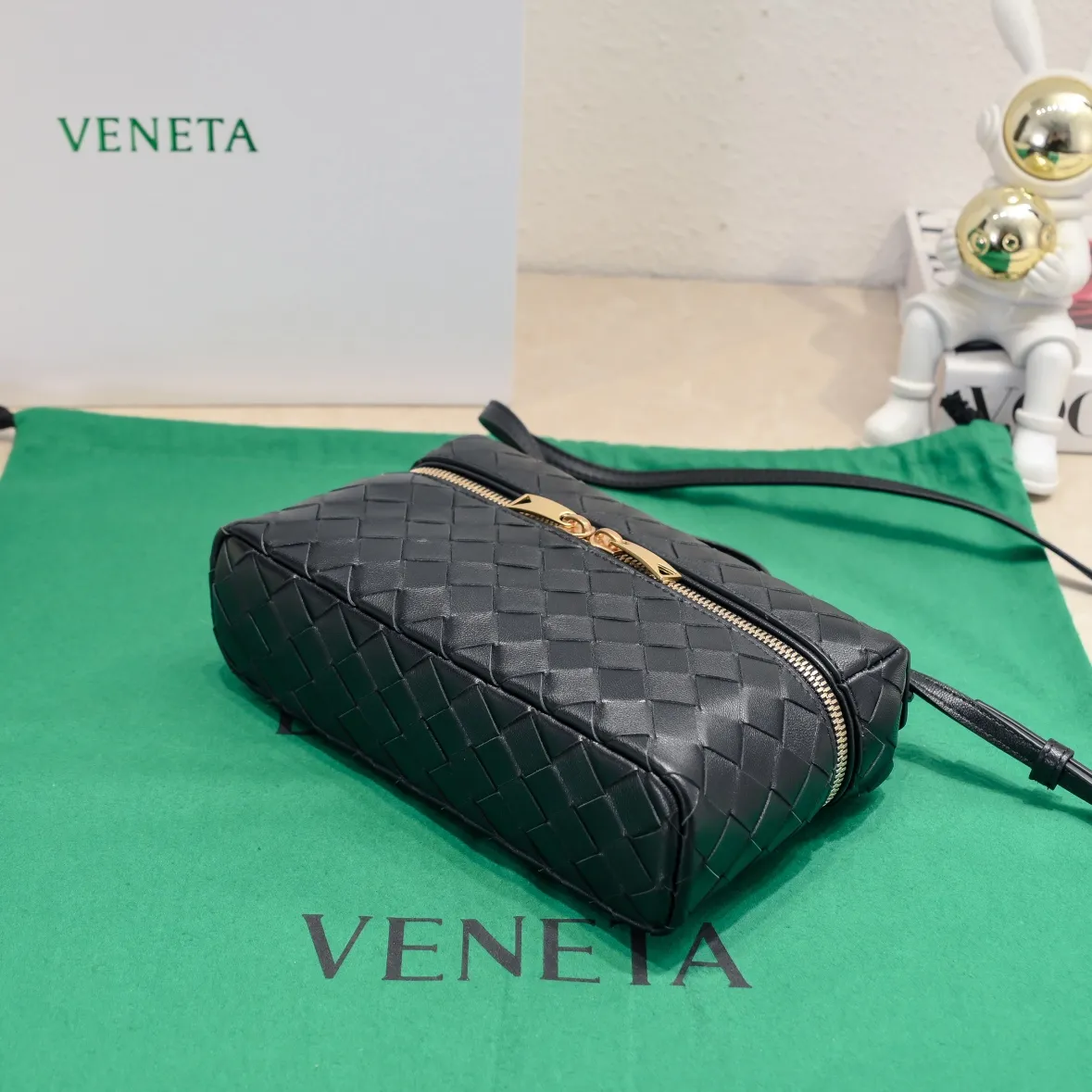 Batch 1360 Bottega Veneta 24 spring and summer woven zipper crossbody bag. A crossbody bag that can be used as a cosmetic bag. The exquisite weaving and compact body are an indispensable accessory for the upcoming summer. The double zipper also better protects the bag. It has a large capacity. If you like it, don’t miss it. Style number: 9109 Size: 22*12.5*5cm